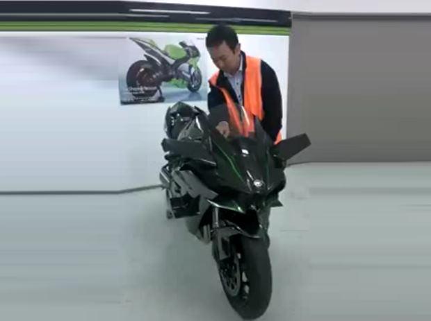 2015-Kawasaki-Ninja-H2-running-engine