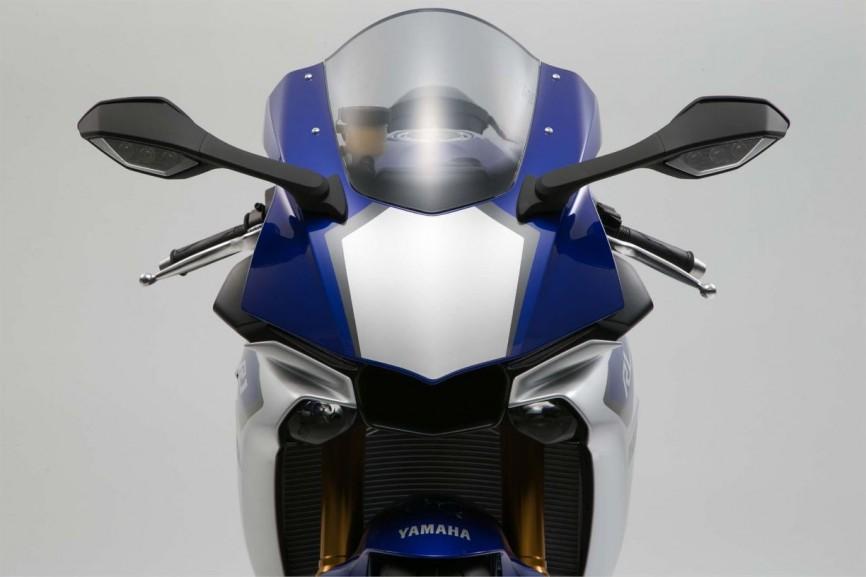 2015-Yamaha-YZF-R1-73-866x577