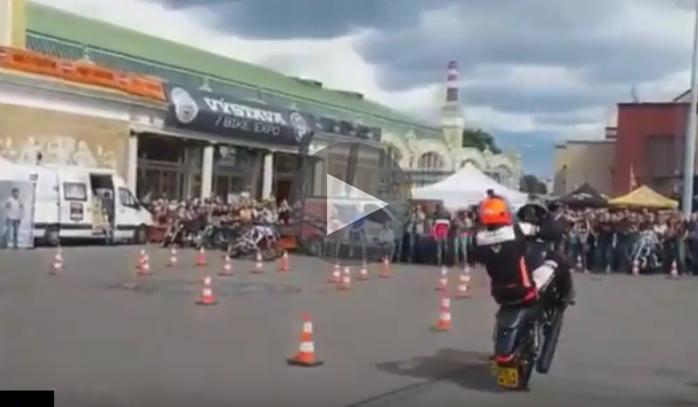 Stunt Harley-Davidson Street750 wheelie